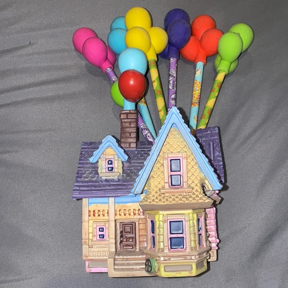 Brand New from Disneys movie ”UP” House w/6 pencils
